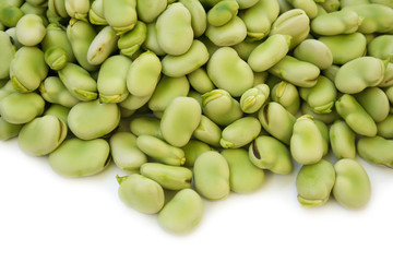 fave verdi fresche su sfondo bianco