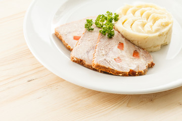 meat with mashed potatoes