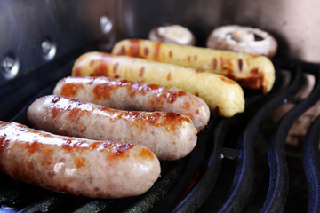 würstchen auf dem gasgrill