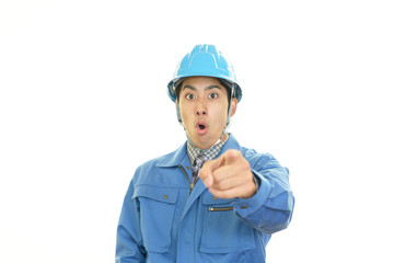 驚いた表情の作業員
