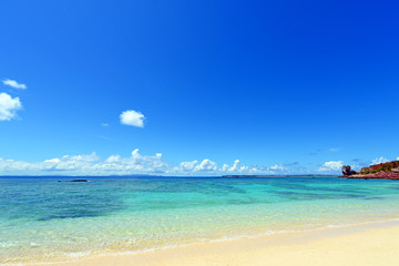 Fototapeta na wymiar 久高島の綺麗な海と夏空