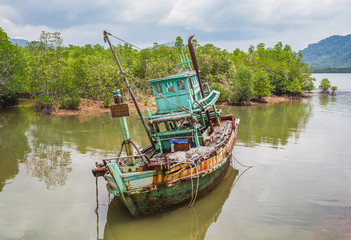 Obraz premium The sailboat sank after a serious storm.