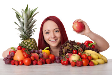 Fototapeta na wymiar Junge rothaarige Frau mit Obst und Gemüse