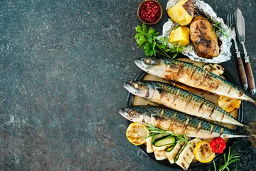 Foto auf Glas Grilled mackerel fish with baked potatoes © Alexander Raths