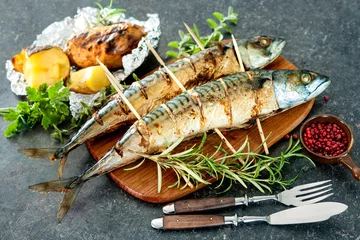 Papier Peint photo autocollant Grill / Barbecue Grilled mackerel fish with baked potatoes