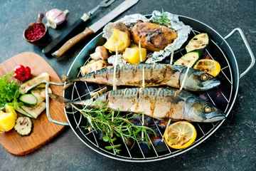 Gardinen Grilled mackerel fish with baked potatoes © Alexander Raths