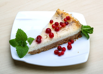 Cheesecake with berries and mint