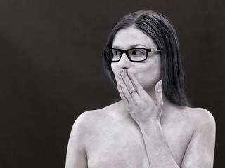 Kobieta pomalowana na biało patrząca w bok © Piotr Michniewicz