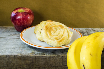 Small cheese pies and fruit