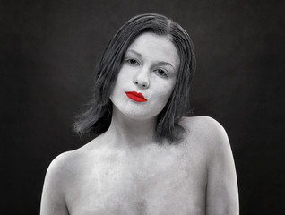 Kobieta pomalowana na biało z czerwonymi ustami