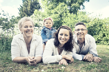 Familie mit 3 Generationen im Garten