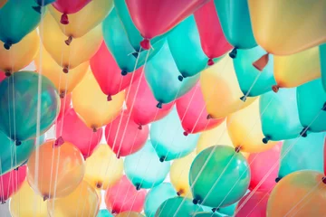 bunte luftballons mit fröhlichem feierpartyhintergrund © sutichak