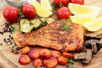 Holzbrett Lachs Gemüse