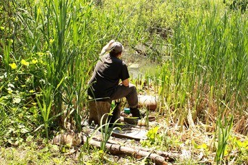 Рыбак рыбачит в окружении кошек © Roman TINIAKOV