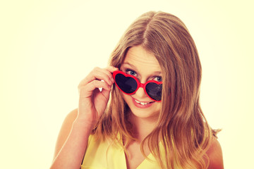 Young caucasian woman wearing sunglasses