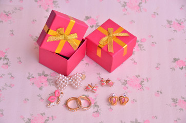 box,jewelry,earrings,gold,gift,background,color,vintage,tone