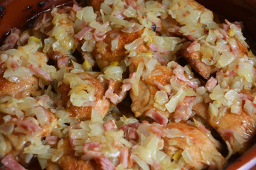 pollo asado con cebolla, queso y bacon