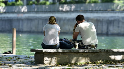 jeune couple buvant un café en bordure de la limmat