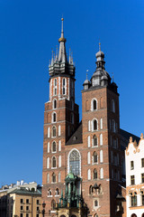 Fototapeta na wymiar St. Mary's Basilica on main market sguare in Cracow in Poland