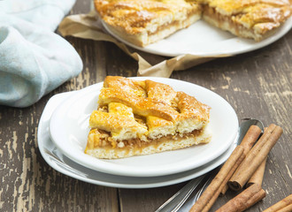 Crusty Apple Pie with Cinnamon