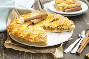 Crusty Apple Pie with Cinnamon