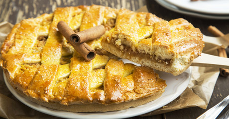 Crusty Apple Pie with Cinnamon