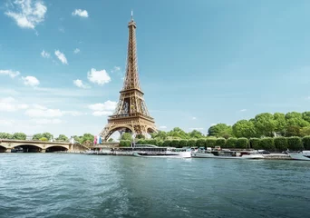 Fotobehang Seine in Parijs met de Eiffeltoren in de ochtendtijd © Iakov Kalinin