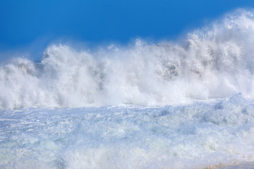 mer bouillonnante d'&eacute;cume, cr&eacute;meuse sur la plage 