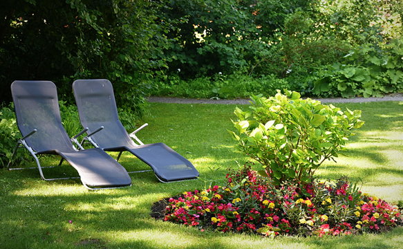 jardin avec chaises longues