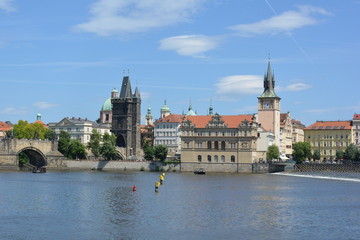 Obraz premium Widok na Stare Miasto w Pradze z wieżą mostu