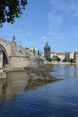 Fototapeta na wymiar Prag, die Altstadt mit dem Brueckenturm und der Karlsbruecke ueber die Moldau.