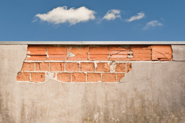 Der Putz fällt ab - Eine reparaturbedürftige Mauer