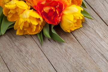 Obraz na płótnie Canvas Colorful tulips over wooden table