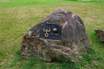 Uranus Emblem auf Felsbrocken