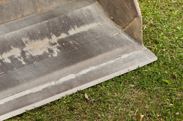 Detail einer Schaufel von einem Radlader auf einer Rasenfläche