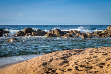 Fototapeta na wymiar Wellen und Felsen am Strand