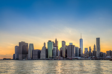 Obraz premium New York City Manhattan downtown skyline at sunset
