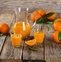 Orange juice and fresh oranges