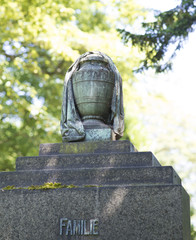 Urne auf einem Grabstein