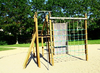 Fototapeta na wymiar jeux pour enfant sur jardin public,cordage et échelle