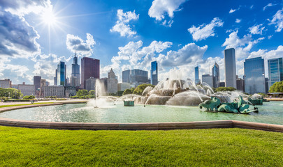 Buckingham fountain and Chicago downtown skyline - obrazy, fototapety, plakaty