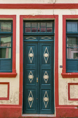 Fototapeta na wymiar Porta antiga com janela