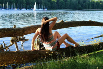 kobieta odpoczywająca nad jeziorem