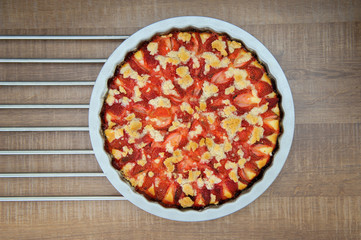 Streusel pie with strawberries