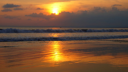 Obraz premium leuchtender Sonnenuntergang am Sandstrand von Pangandaran im Süden von Java