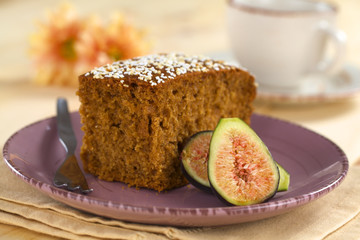 Fresh fig cake with fig halves