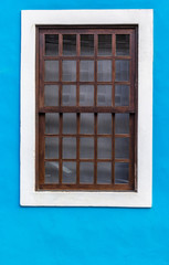 Janela de madeira em parede azul