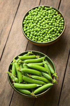 Peapods (lat. Pisum sativum) and peas in bowls