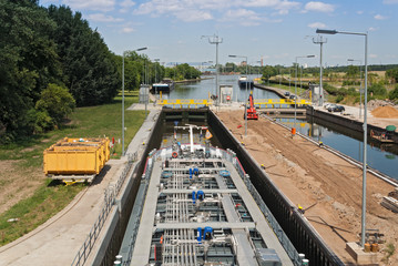 tanker in the sluice on river main near frankfurt © lesniewski