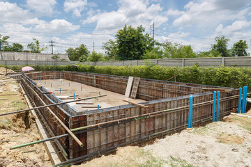 Metal mold for cement construction